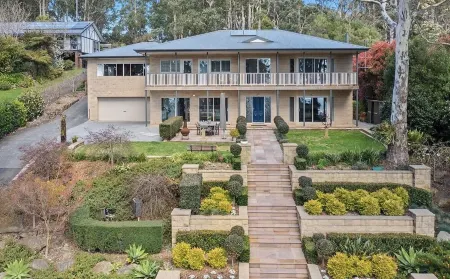 6 Star eco home with spectacular view.