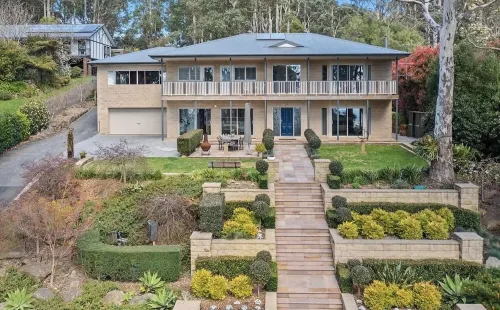 6 Star eco home with spectacular view.