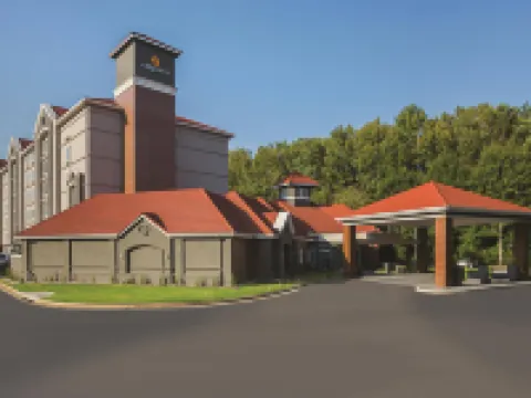 La Quinta Inn & Suites by Wyndham Atlanta Alpharetta Hotels in Alpharetta