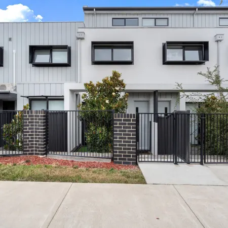 Modern 3-Bedroom Townhouse in Quiet Greenway