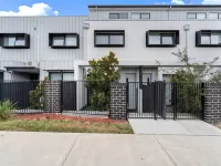 Modern 3-Bedroom Townhouse in Quiet Greenway