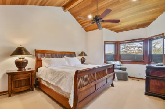 Perfect Getaway! Lakeside at Deer Valley 4bd – Pool, Hot Tub, A/C, Walk to Slopes & Main St Hotels in 