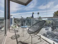 Explore Sydney from Stylish North Shore Apartment