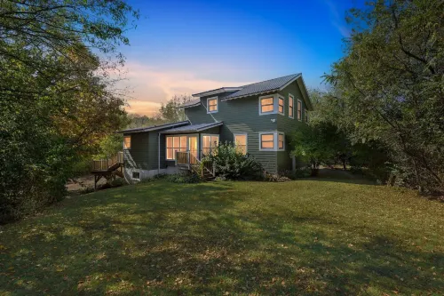 Secluded Woodland Retreat Near Starved Rock Park 4 Bedroom Home - Homestays
