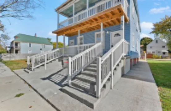 New Downtown Lux 3BR Free Parking, AC & Wi-fi