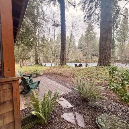 Charming Waterfront Cabin in McKenzie Bridge with WiFi, AC