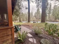 Charming Waterfront Cabin in McKenzie Bridge with WiFi, AC