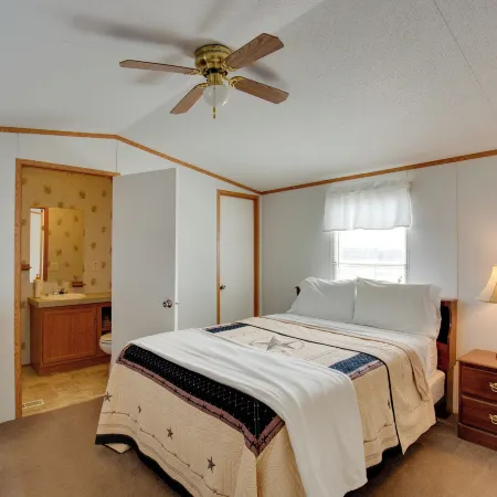 Game Room, Fireplaces, on-Site Lake! Kaufman Home
