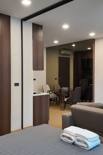 คอนโดหรู เตียงคิงไซส์ 1 เตียง พร้อมระเบียง วิวสระว่ายน้ำ