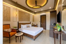 SALTSTAYZ AUTOGRAPH - CONNAUGHT PLACE