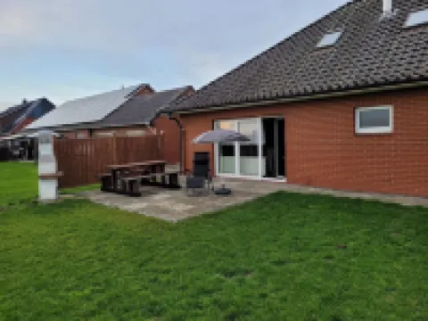 Vacation apartment with garden in Drochtersen 德羅赫特森酒店