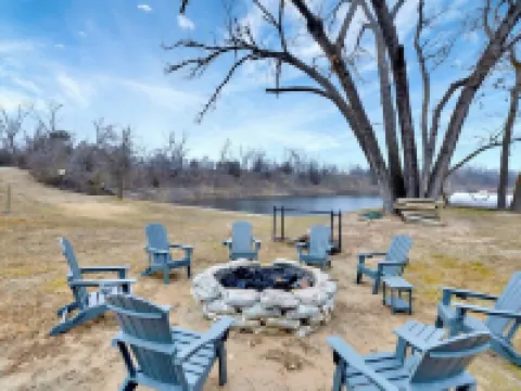 Private Lake Resort house w swimming, fishing, beach access, sand dune ATV Park 哈維縣酒店