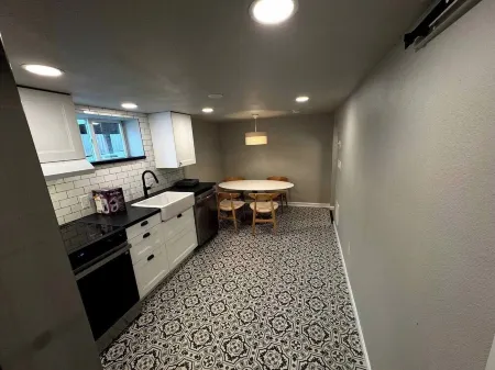 Modern 1Br Near Providence & Boeing - Fast WiFi & Work Desk