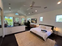 Private Tree Top studio - 1 mile to 5th Ave, all the action & Naples Beach!