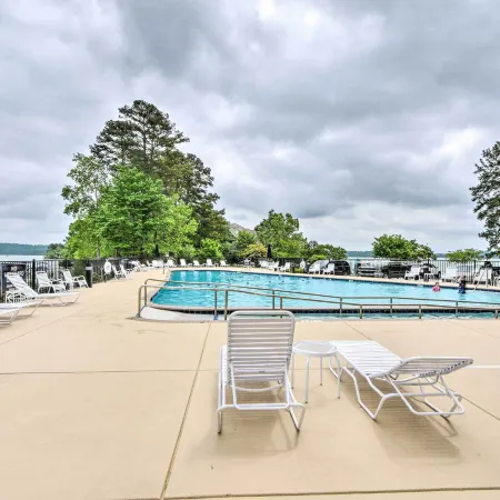Walk to Lake Keowee: Salem Townhome w/ Deck