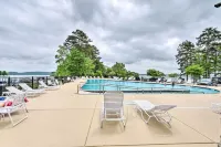 Walk to Lake Keowee: Salem Townhome w/ Deck - Swimmingpools