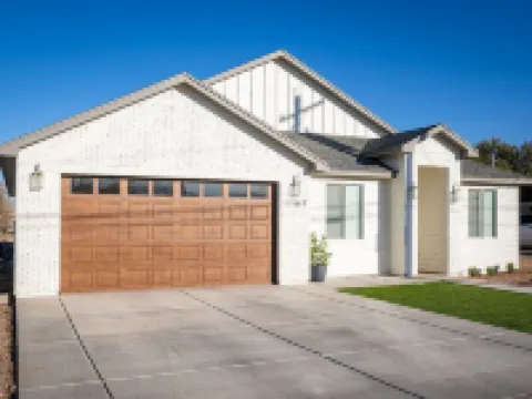 NEW BUILD Spacious 4-bedroom house with great location- sleeps 10 撒切酒店