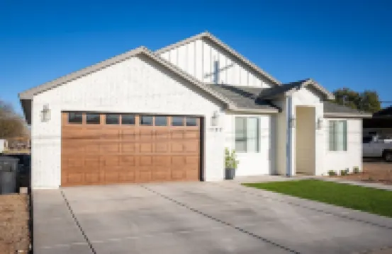 NEW BUILD Spacious 4-bedroom house with great location- sleeps 10