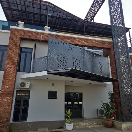 Raynez Resort