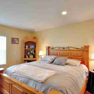 Waterfront Oregon Abode w/ Balcony & Ocean Views! Rooms