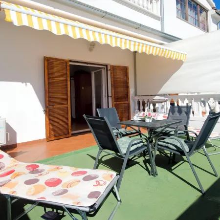 Apartment and Rooms Artina