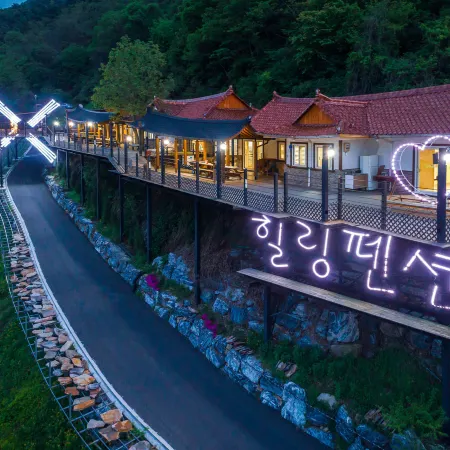 Jecheon Wolaksan Healing Pension Отели рядом с достопримечательностью «Храм Токчуса»