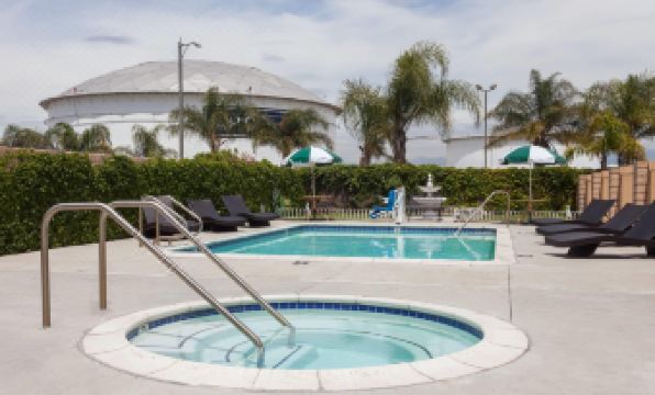 Days Inn & Suites by Wyndham South Gate