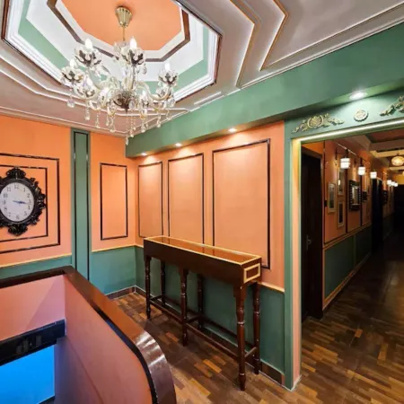 Hotel Trimoorti Отели рядом с достопримечательностью «Храм Бирла»