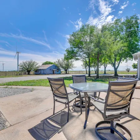 Rural Texas Retreat: Patio + Country Views!