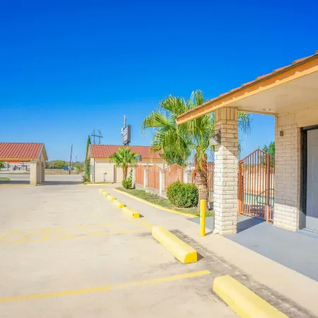 Pleasanton Executive Inn by OYO