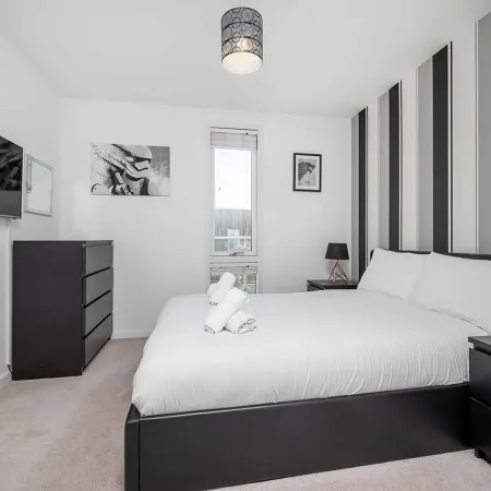 Stunning 2BR Flat With Balcony Отели в г. Мэйденхед