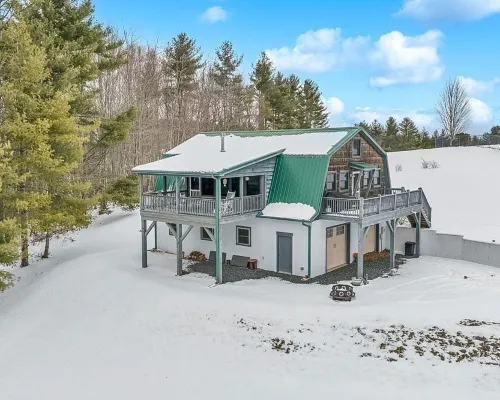 Escape to the Clouds: The Berry Barn Awaits You! Hotels in Pine Swamp