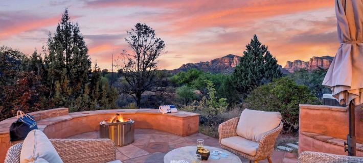 Timber & Rock Retreat by Avantstay Hot Tub + Outdoor Dining + Firepit Near Bell Rock Trails Hotels in Явапай
