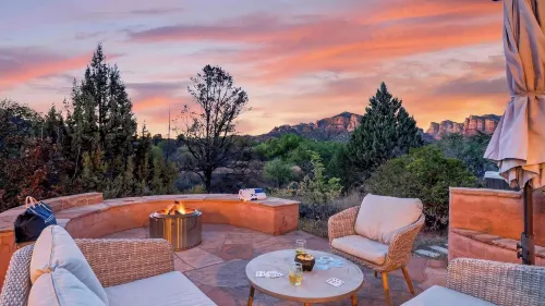 Timber & Rock Retreat by Avantstay Hot Tub + Outdoor Dining + Firepit Near Bell Rock Trails - 3-Star
