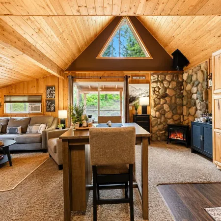 Camp David 1 Bedroom Home by NW Comfy Cabins