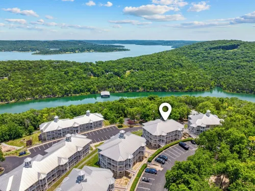 Completely Remodeled Table Rock Retreat: Cozy Lake View Condo + Screened Porch - 3 tähden