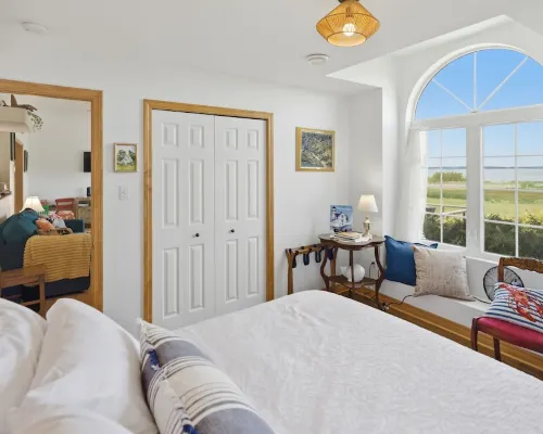 Spectacular beachfront with epic views, beautiful lit-up deck for sunset dining! Hotels in Lubec