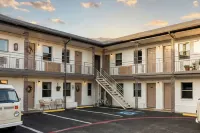 Exclusivo Inn by OYO Grand Prairie, TX - Parkplatz