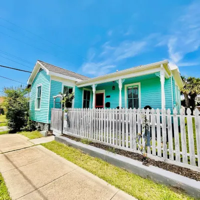 Adorable In Aqua Cottage Отели рядом с достопримечательностью «Пляж Ист-Бич»
