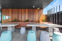 Top Floor! 2Bed/2Bath/1Car/Pool ~ VIEWS ~ CBD - Bintang 2