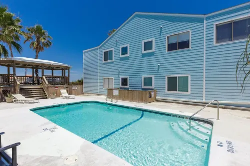 1BR Quaint First Floor 3 min Walk to Beach - balcony