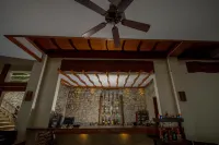 Almont Beach Resort - bar