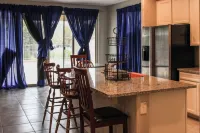 Mackenzie - Private BR w-Shared Bathroom - Misafirhane