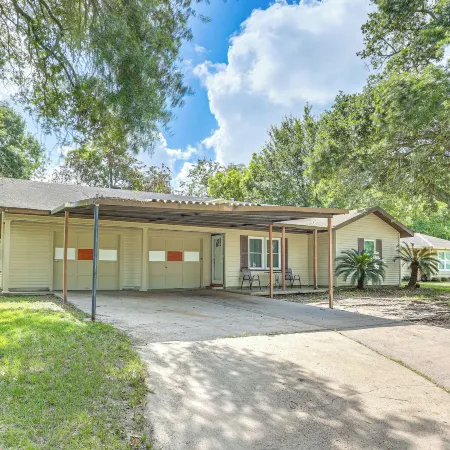 4 Mi to Sabine River! Extended Escape w/ Yard