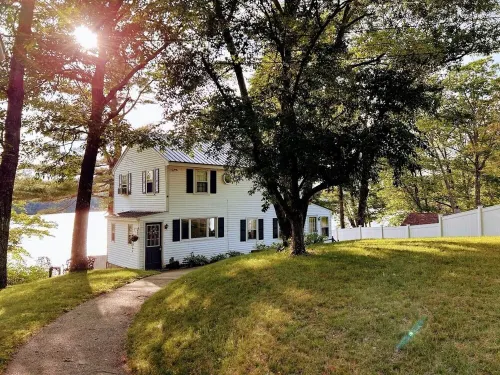 Paradise awaits on Shaws Pond conveniently located in the Lakes Region. - Boutique