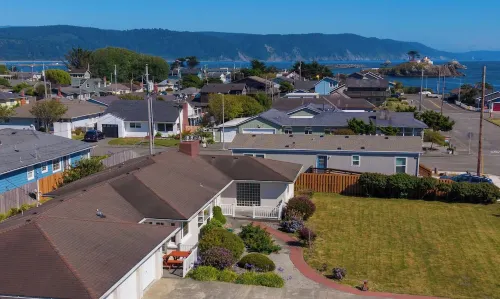 Steps to Beach! Pet Friendly. - 4-Star