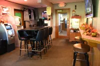 Campus Inn Baraboo - bar