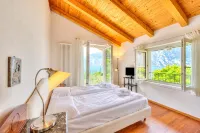 Villa Il Paradiso di Gabri: Lake-View Villa with Garden - Happy Rentals - 4 tähden
