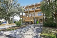 Coastal 4BR Retreat Hot tub Water Views Deck Pet-friendly - 3 étoiles