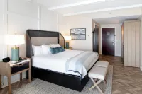 The Inn at Harbor Shores - parking